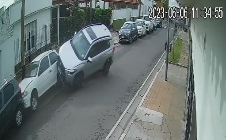 CASI VUELCA. El momento del choque en el centro de Pilar.