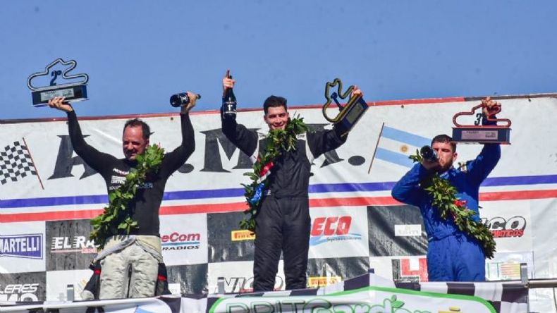 MUY CELEBRADO. Nicolás Vázquez ganó su primera carrera en la categoría. .