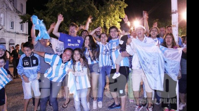 La familia racinguista le dedicó el título a sus vecinos de Independiente..