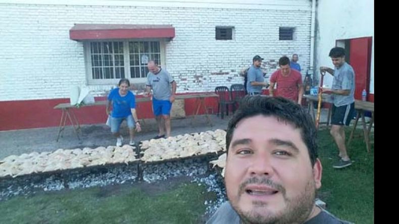 DESPEDIDA. Pollos para todos hubo en la Avenida para cerrar el 2015..