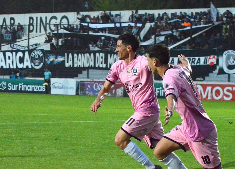 GOL DEL TRIUNFO. Lo hizo Mathías Crocco tras una buena jugada colectiva. Martín Gómez se suma al festejo.&nbsp;