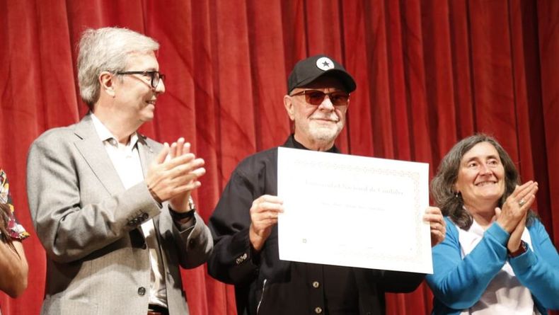 León Gieco recibe el título de Doctor honoris causa de la UNC. (La Voz).