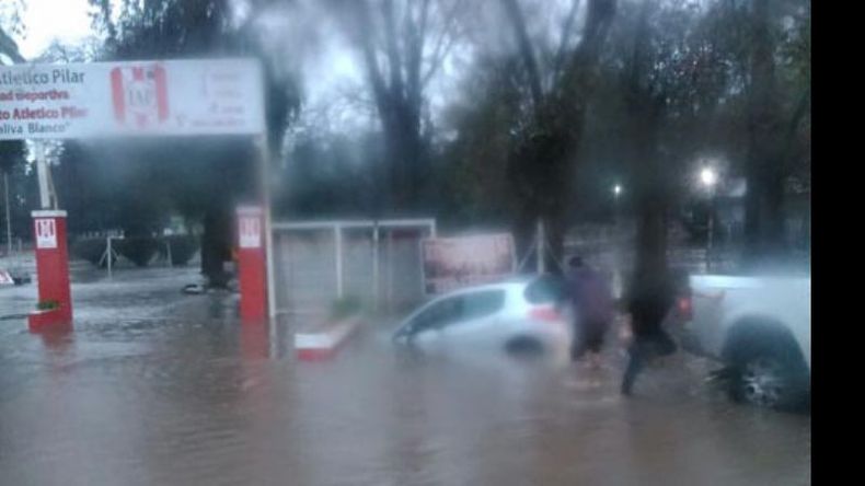 Auto cayó a la zanja, frente a la CD de Atlético..