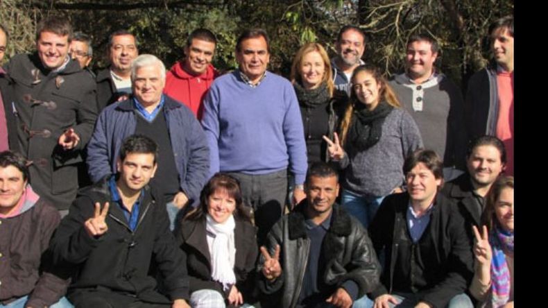 EQUIPO. Molina se fotografió con los integrantes de su lista luego de firmar los avales..