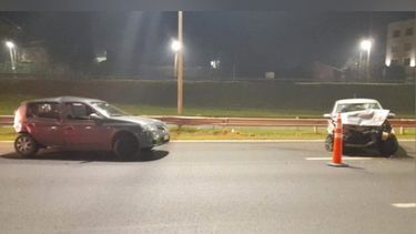 DAÑOS. El Clío y el Gol involucrados en el choque en Panamericana. &nbsp;