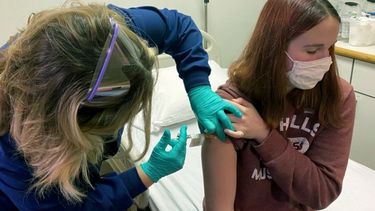 La vacuna contra el coronavirus en niños de 12 a 17 con factores de riesgo comenzará a aplicarse la semana próxima en Argentina. .