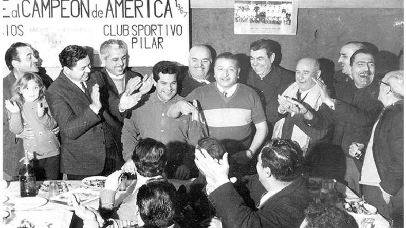 En el Club Sportivo Pilar, los hinchas de Racing festejan la obtención de la Copa Libertadores de América, en el año 1967. Meses más tarde delirarían con el recordado gol del Chango Cárdenas..