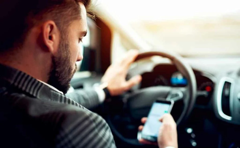Preocupación teléfonos celulares al volante. (motordigitalpress.com).