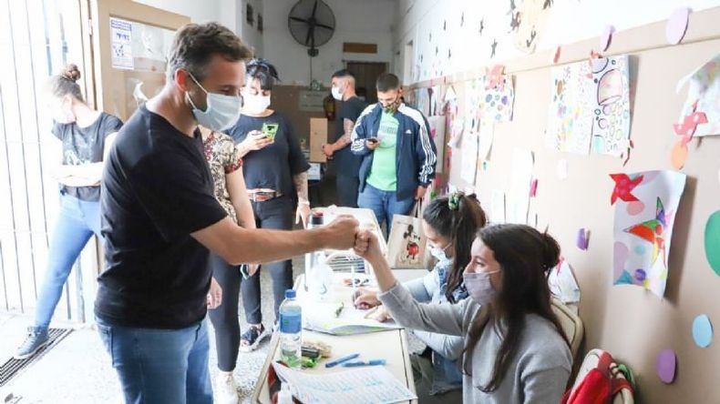 URNA. Achával saluda a las autoridades de la mesa donde votó..