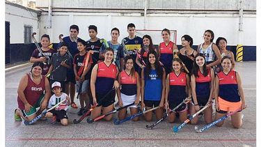 Los chicos de la Escuela Municipal de Hockey..