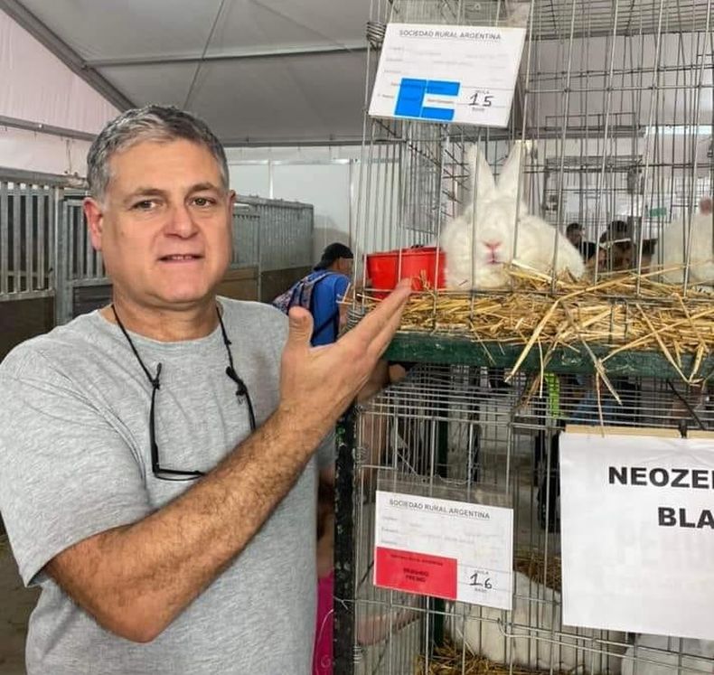 GRAN CAMPEÓN. Pablo Gómez, con uno de los ejemplares premiados.