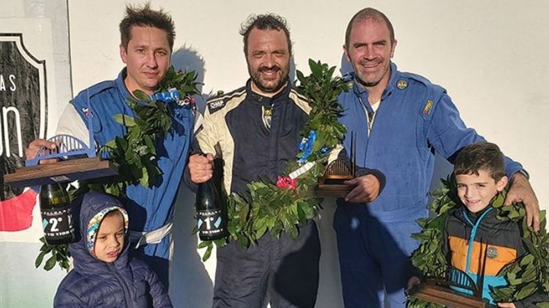 FELICIDAD: Vázquez custodiado en el podio por Tiraboschi y Casasco..