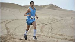ARENA. Chily Aquino corre por los médanos de Pinamar..