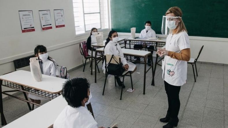 La vuelta a clases será el 1º de marzo y cada escuela deberá enviar los cronogramas a sus alumnos. .