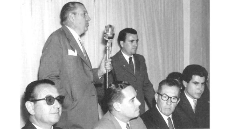 Raúl Colombo toma la palabra en la cena aniversario del Club Atlético Pilar, en 1958. Quien años más tarde sería comisionado en el distrito, en ese entonces era presidente de la Asociación del Fútbol Argentino..