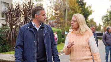 CON VECINOS. Achával acrecentó sus recorridas por las obras en los barrios.