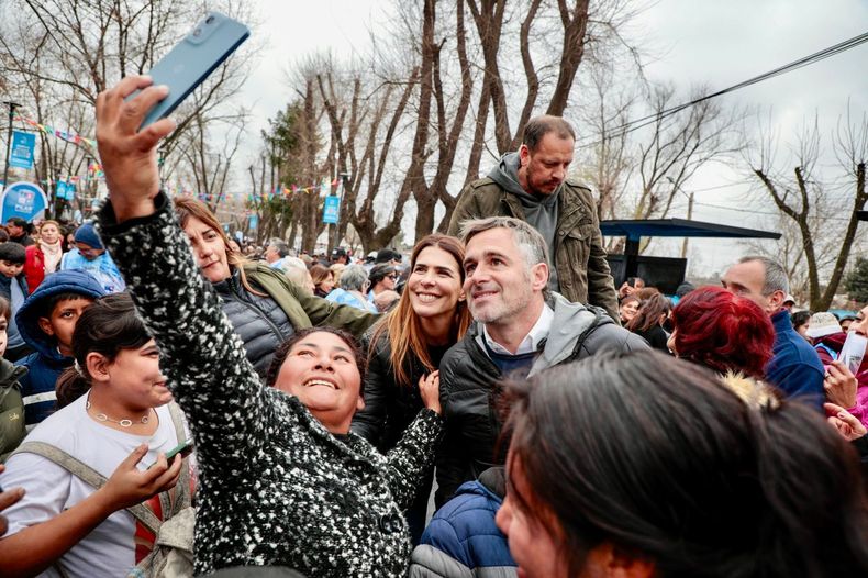 VOTO A VOTO. Achával se puso al hombro la campaña de Fuerza Patria.