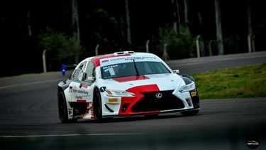 A TODA MARCHA. El Toyota Lexus de Azar durante la clasificación del TRV6.