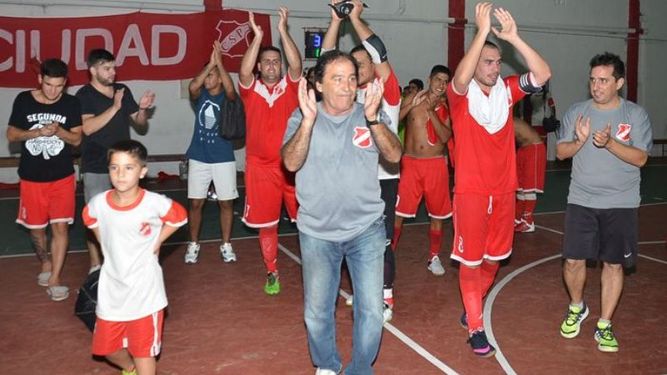 EMOTIVO. El saludo de Sportivo para sus hinchas, tras el triunfo agónico..