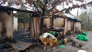 EN RUINAS. Así quedó el refugio y la casa de sus dueños..