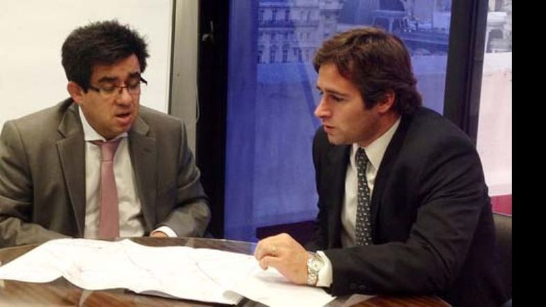 Alejandro Arlía y Federico Achával, ayer, discutiendo el proyecto para Pilar..