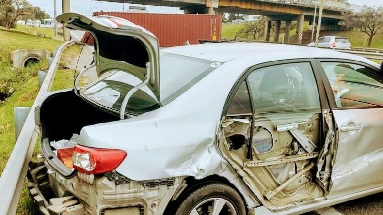 El Toyota Corolla sobre el que cayó el contenedor..