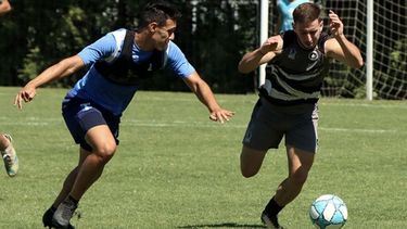 QUIERE UN LUGAR. Crego luchando por el balón en el amistoso con Tigre..