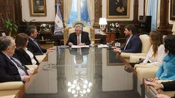 FIRMA. El Presidente promulgó la ley junto a Massa y colaboradores..