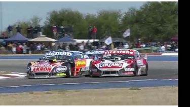 Guillermo Ortelli ya le dio el primer toque a Matías Rossi y se pone a la par. En la siguiente curva se guardará detrás del Misil y vendrá el golpe definitivo. (captura de televisión, imagen generada por Pistas Argentinas)..