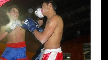 ACCIÓN. Una de las 70 peleas que animaron el Torneo Amistad, en el Club Belgrano..