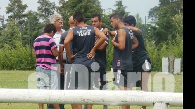 El presidente de Fénix, Abbeduto, escuchó a los jugadores en Del Viso..