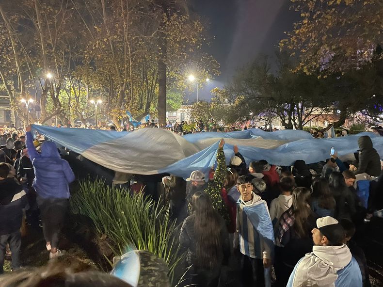 ¡Argentina bicampeón de Amércia! Los pilarenses se juntaron en la plaza 12 de Octubre a pesar del horario y el frío.