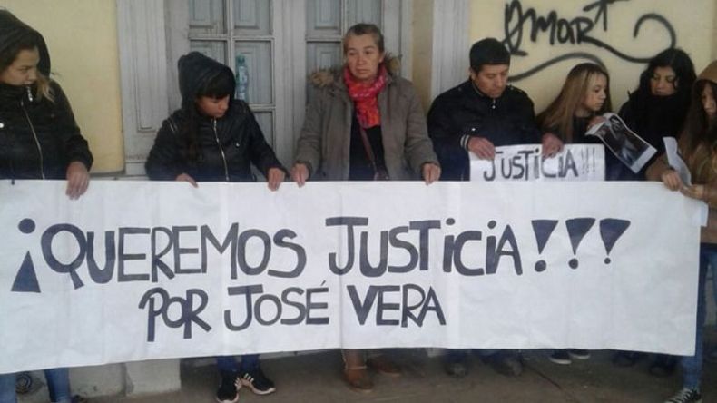 PANCARTA. Familiares y amigos pidieron justicia por el músico..