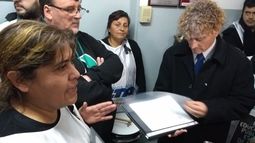 Reclamo. En un clima de tensión, el Jefe Distrital, Sergio Silvestri, recibió las carpetas que entregaron los docentes. .