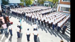 ASPIRANTES. Los cadetes, formados en el patio de la escuela..