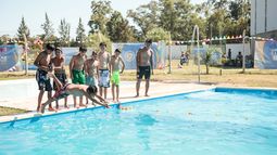 AL AGUA. Las piletas de los clubes municipales son el alma del programa de verano.