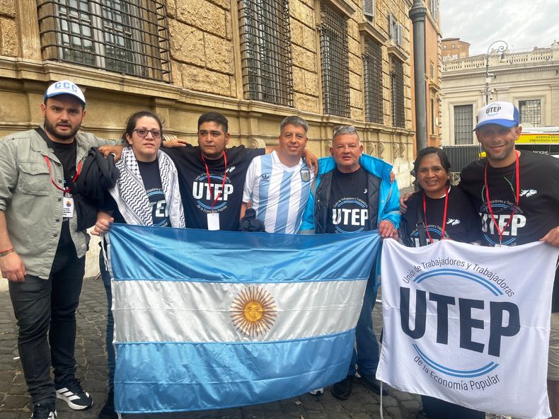 BANDERAS. Parte de la delegación argentina en el Vaticano. En el centro, Ruiz Díaz con la camiseta de la Selección.