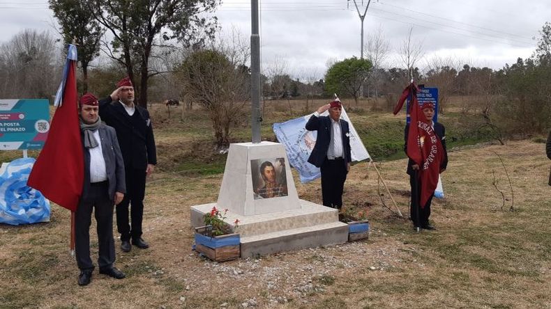 Granaderos junto al mástil ubicado en la posta de Pinazo.
