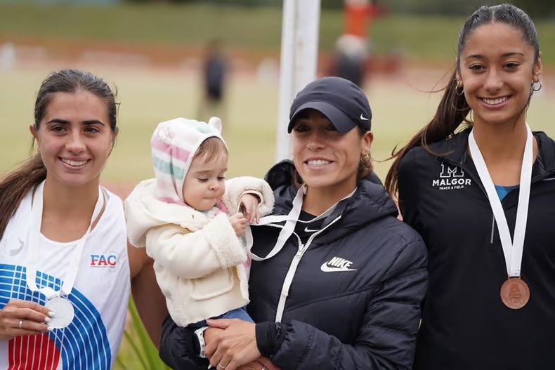 PODIO. Casetta con su hija Lina, custodiada por Clara Baoicchi y Joaquina Dura.