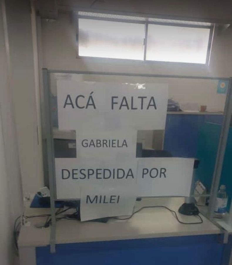 Las oficinas de ANSES de Presidente Derqui exhibe carteles de protesta por los empleados despedidos.&nbsp;