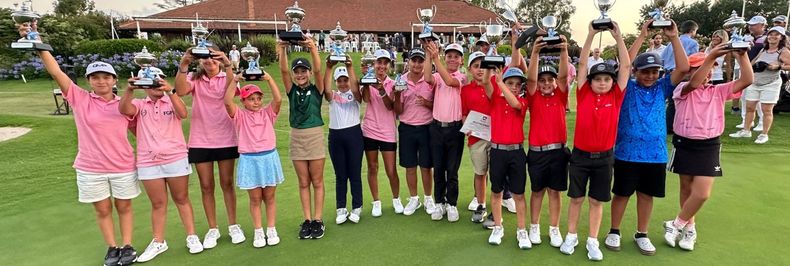 COPA EN ALTO. Todos los campeones del Nacional Junior con sus trofeos.