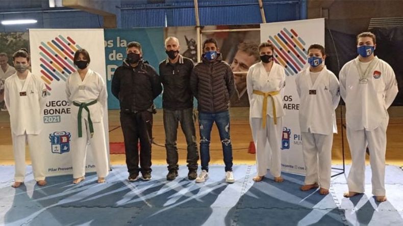 MEDALLISTAS. Los taekwondistas con sus medallas tras la competencia virtual..