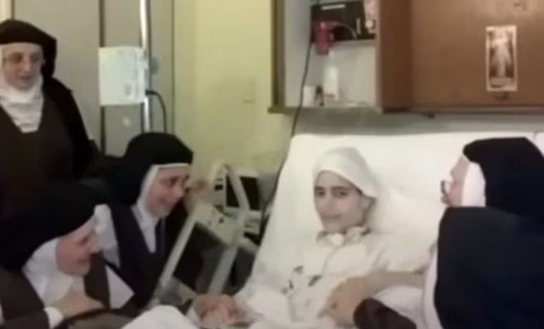 Cecilia Mar&iacute;a rodeada de carmelitas, cuando estaba internada en el Hospital Austral.
