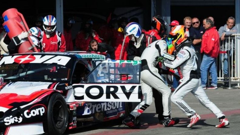 Los Rossi (Matías y Gastón) ensayan el cambio de pilotos mientras el Donto Racing practica el reabastecimiento de combustible. Las detenciones en boxes serán clave..