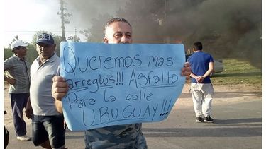 CARTEL. La protesta, ayer, sobre el acceso a Villa Astolfi. .