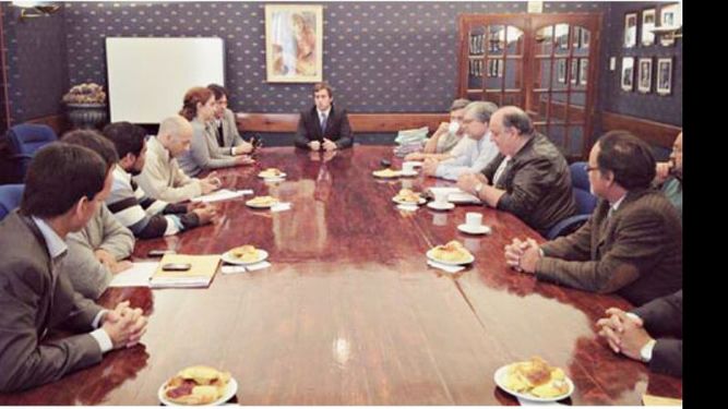 Concejales y funcionarios compartieron mesa, desayuno y números..