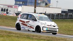 PROTAGONISTA. El VW Up de Vázquez mostró su potencial en el Circuito 8 del Gálvez..