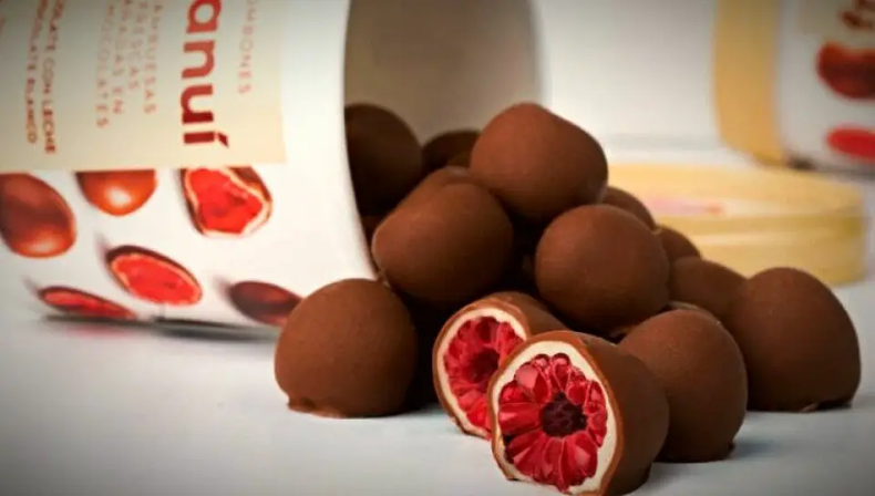 Las frambuesas congeladas bañadas en chocolate son el producto estrella de Rapanui.&nbsp;