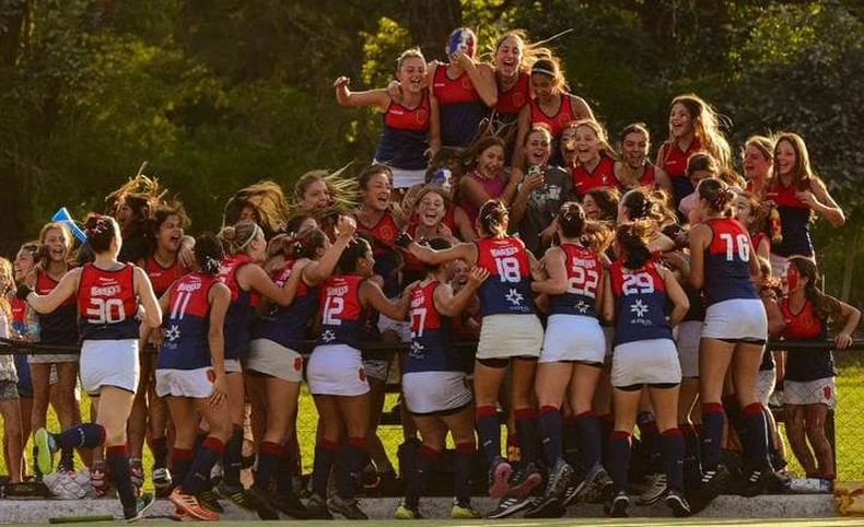 PURA FELICIDAD. Las chicas de Deportiva festejan el triunfo en la calle Caamaño.