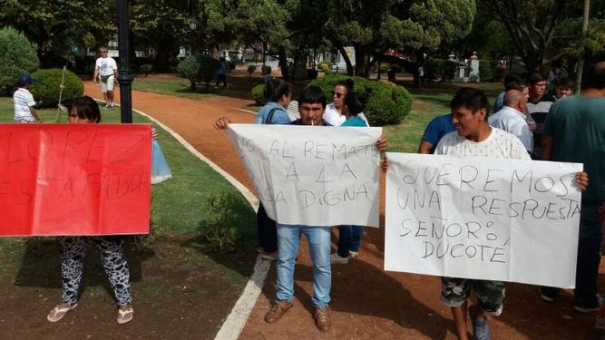 RECLAMO. Los vecinos se manifestaron ayer frente al municipio..